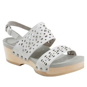 New Earth Pine Toba White Perforated Leather Studded Clog Sandals Size 8.5